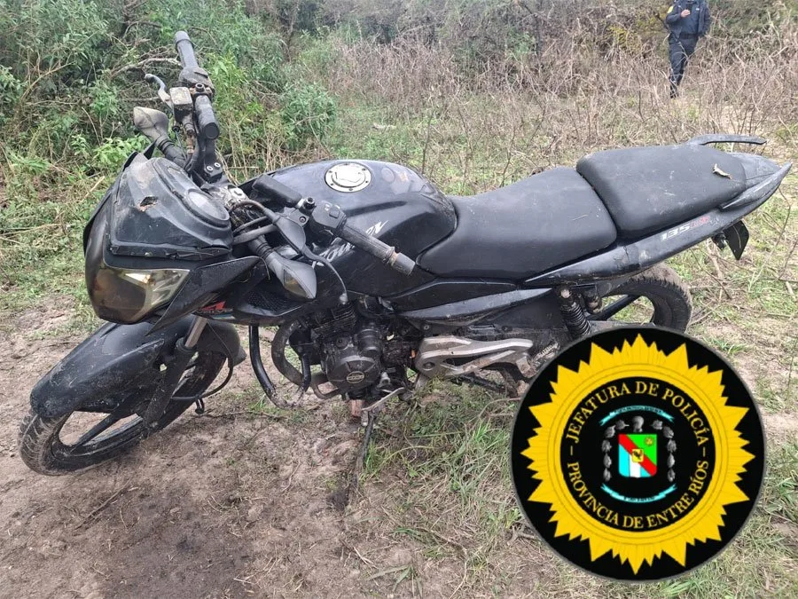 Vecinos hallan moto robada sumergida en arroyo y alertan a la Policía