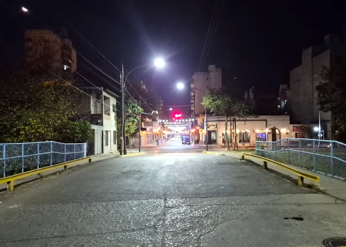 Zárate renueva su centro con luces LED y poda de árboles históricos