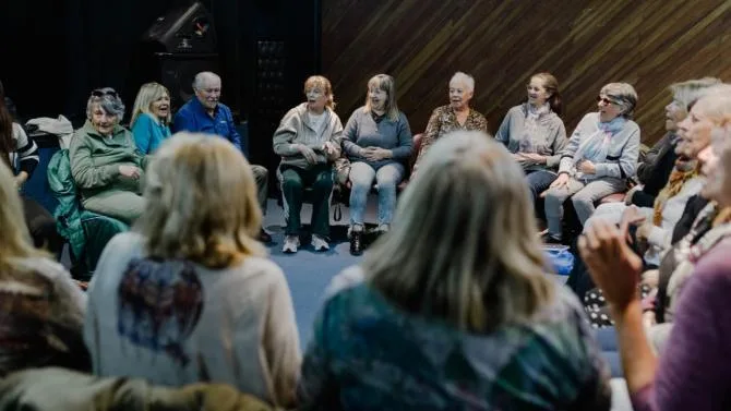 Abuelos narradores fomentan la transmisión oral de historias en la comunidad