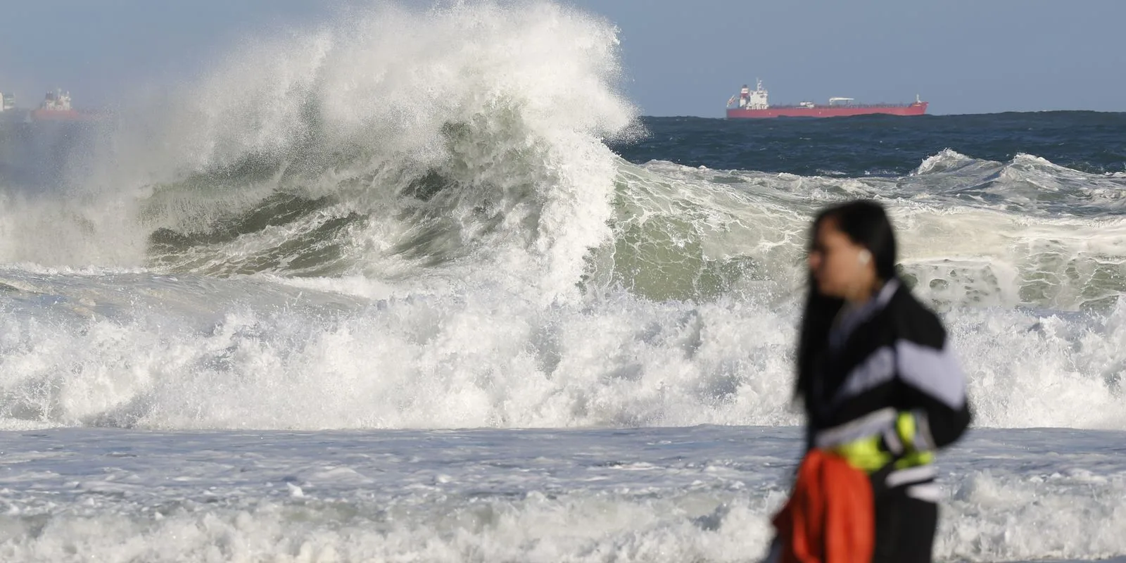 Alerta en la costa de Río por oleaje intenso y resaca con olas de hasta 2,5 metros