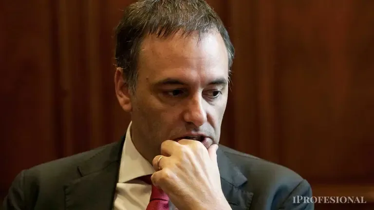 Amplia mayoría pide la salida de Manuel Adorni tras caída de su imagen pública