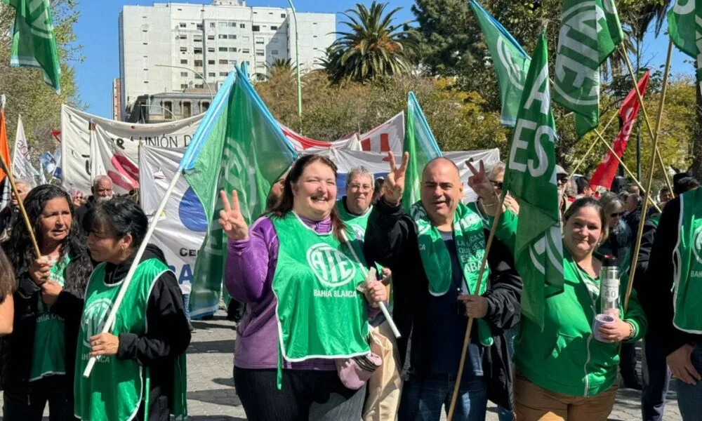 Auxiliares de educación ejecutan paro de 48 horas y marchan al Consejo Escolar