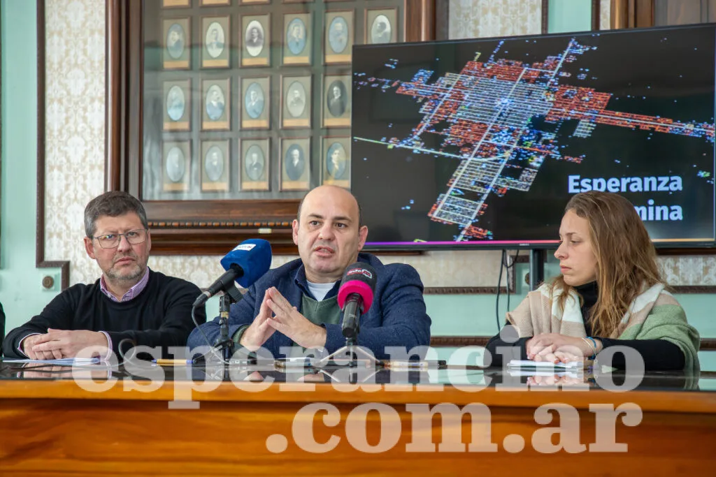 Avanza en Esperanza la ampliación de la red cloacal y renovación del alumbrado público