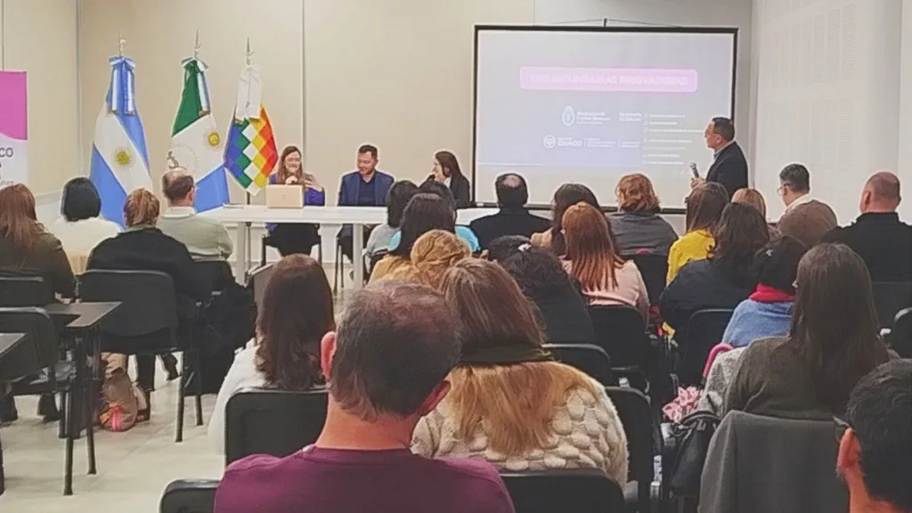 Avanzan las capacitaciones para escuelas secundarias en inclusión e inteligencia artificial