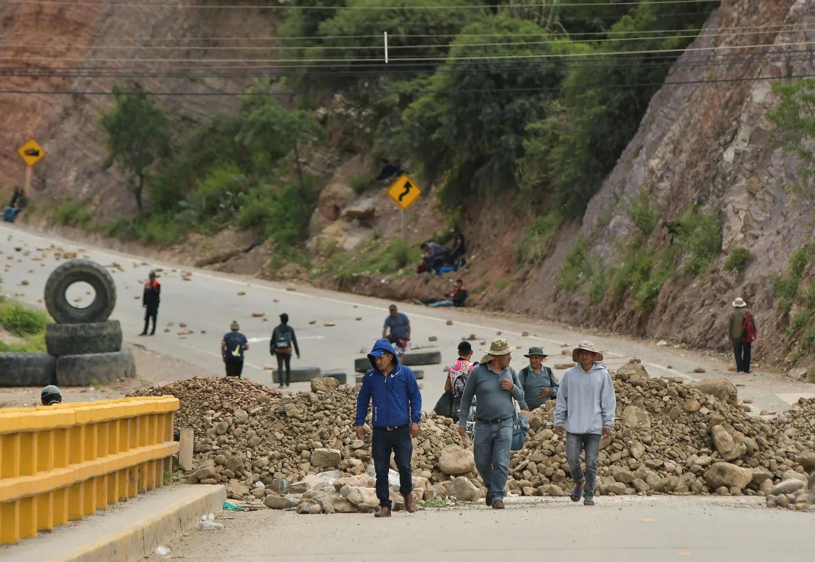 Bloqueos en Bolivia revelan crisis política y social a través del corte de carreteras