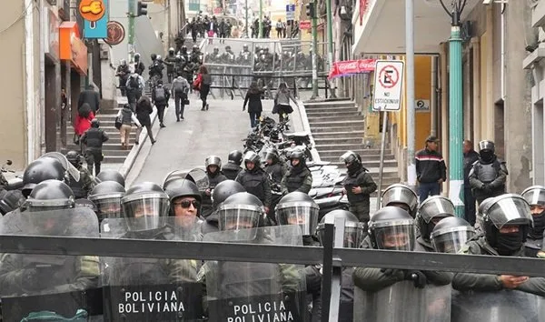 Bolivia declara estado de excepción y despliega al Ejército para controlar bloqueos