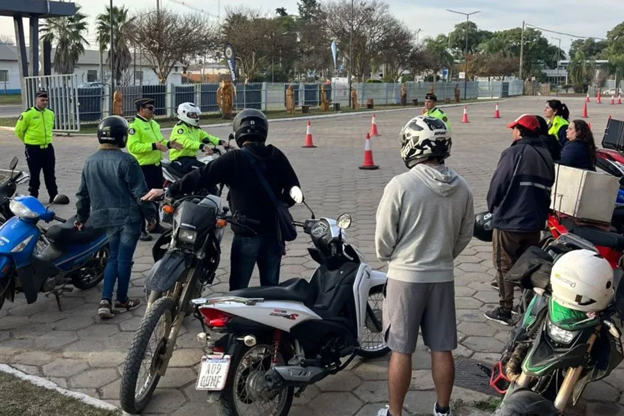 Capacitan a motociclistas y deliverys en conducción segura durante Semana de Educación Vial en Colón