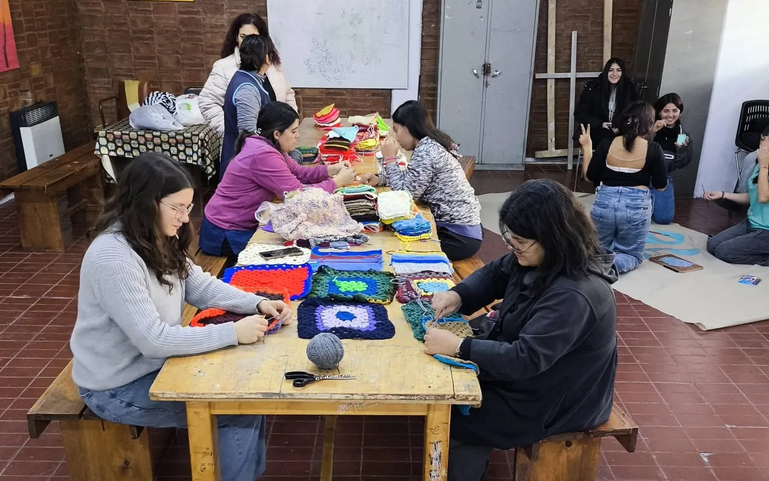 Comunidad educativa confecciona mantas para el Asilo Hogar Las Mercedes