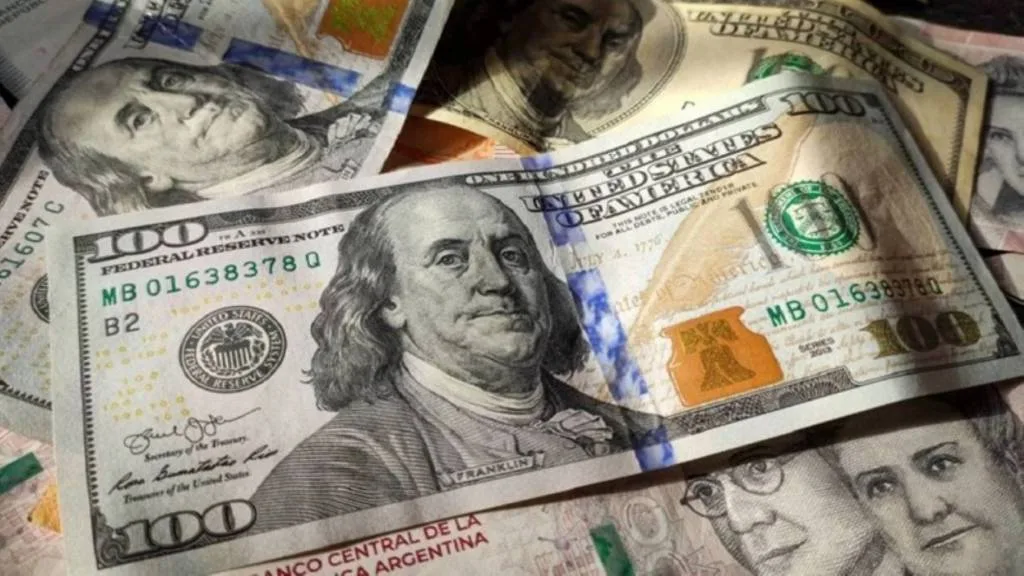 Crece el ahorro en dólares fuera del sistema bancario y supera los US$259.000 millones