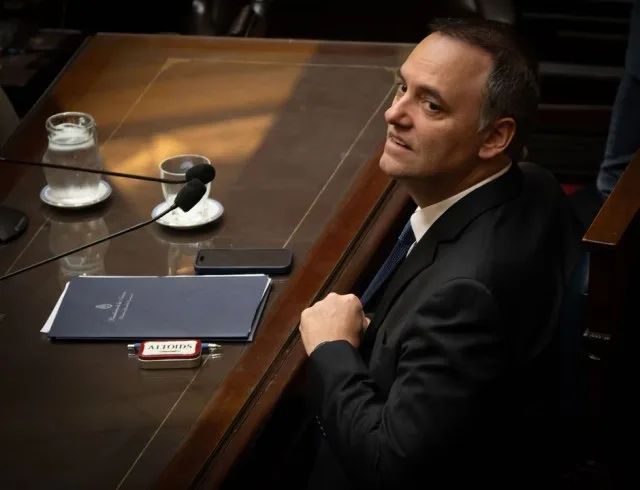 Crece la presión en el Congreso para interpelar a Manuel Adorni amidida de la oposición y dudas en aliados