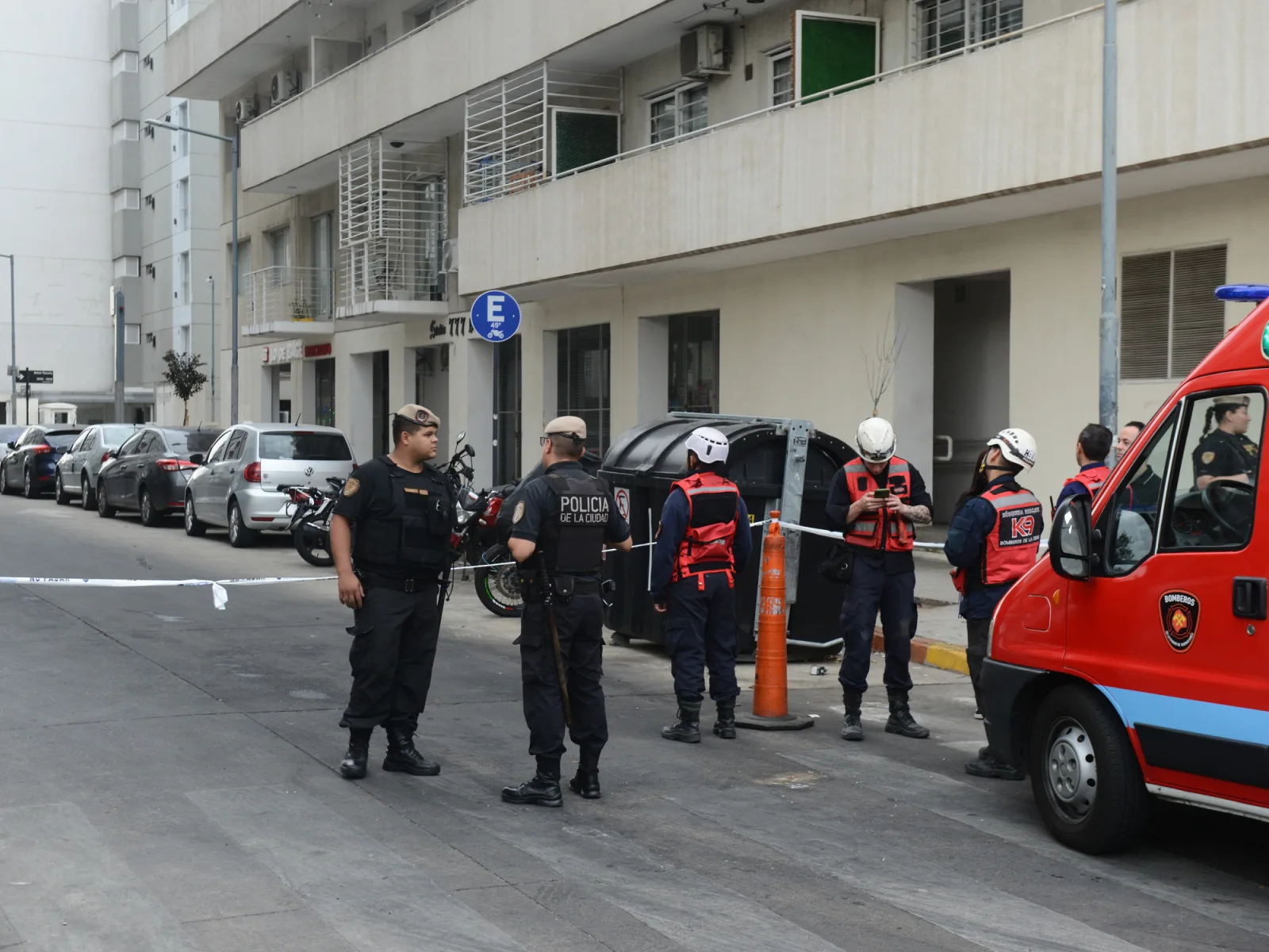 Derrumbe de losa en garaje obliga a evacuar a más de 200 vecinos en Estación Buenos Aires