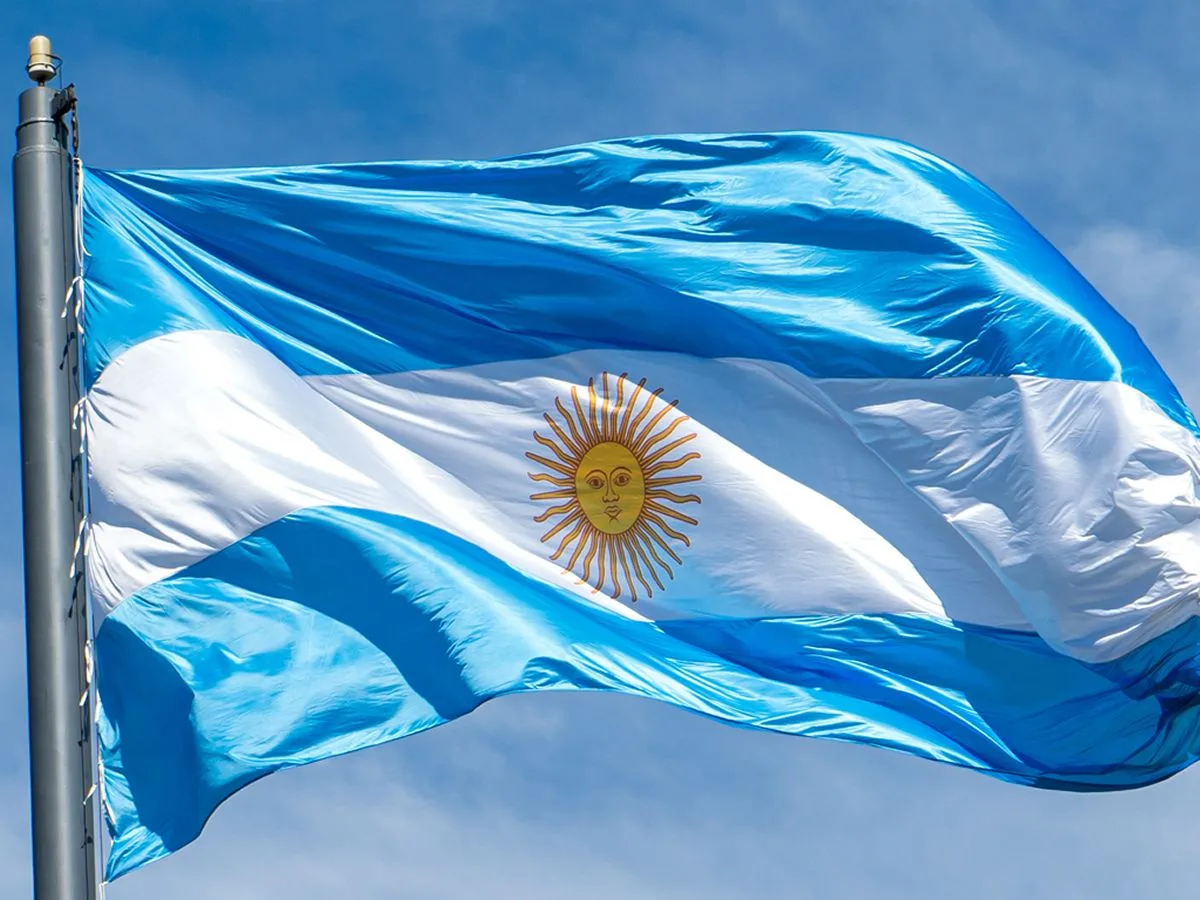 Descubren en Bolivia una versión histórica de la bandera argentina con colores invertidos