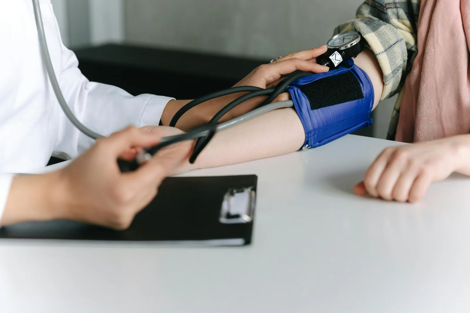 Diez hábitos clave para reducir y controlar la presión arterial alta