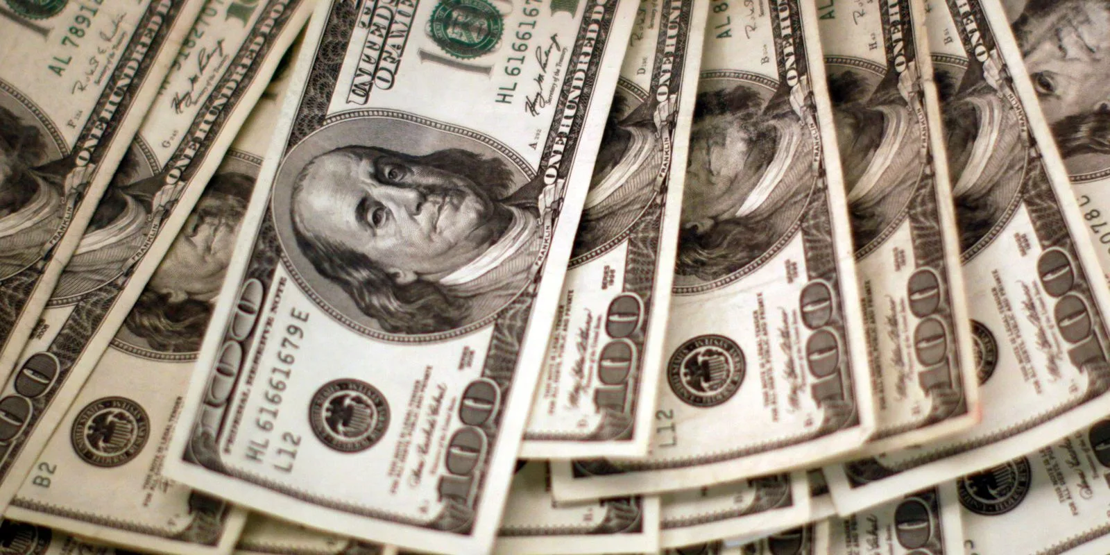 El dólar alcanza su nivel más alto en casi tres meses y el mercado muestra señales mixtas