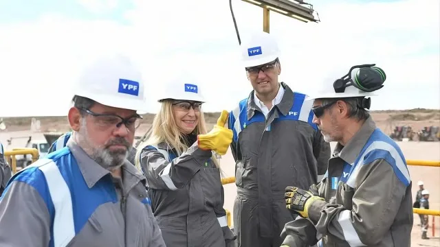 El futuro del cargo de Manuel Adorni en YPF tras su renuncia a la Jefatura de Gabinete
