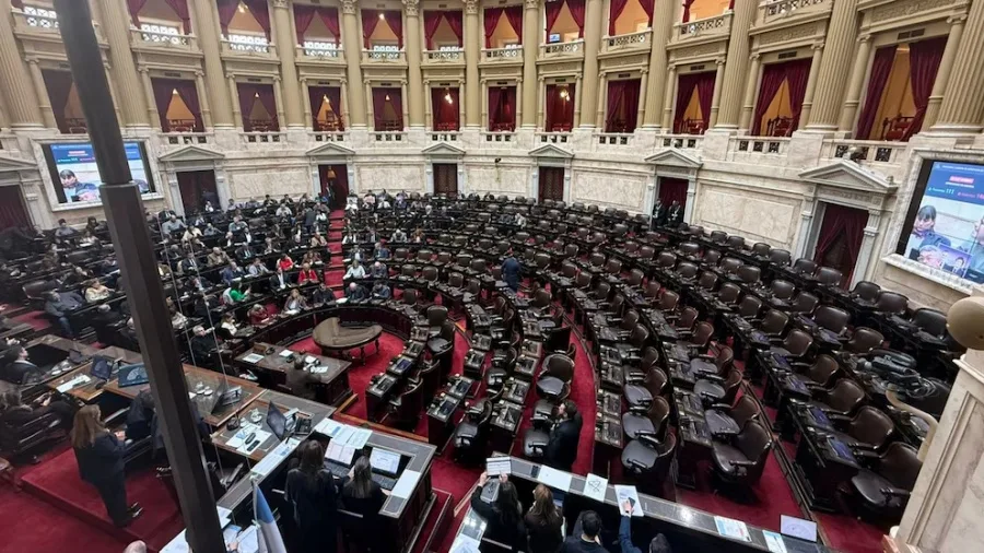 El oficialismo impidió la sesión para interpelar a Manuel Adorni y trasladó el debate a comisión
