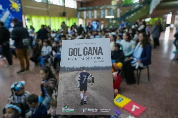 El plan Gol Gana impulsa la lectura en escuelas de Santa Fe con historias de fútbol y identidad local