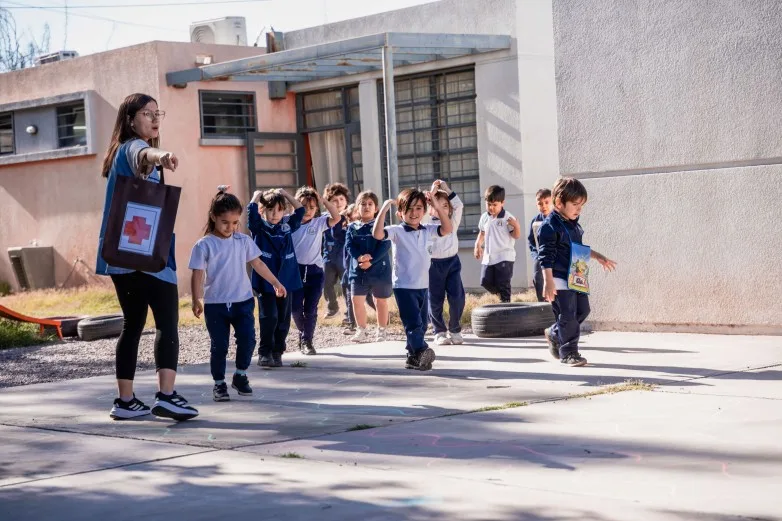 El programa provincial de prevención sísmica en escuelas amplía su alcance a las familias