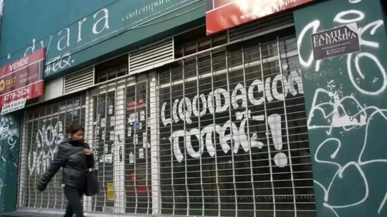 El sector privado argentino pierde más de 14.000 empresas en un año, profundizando la crisis laboral