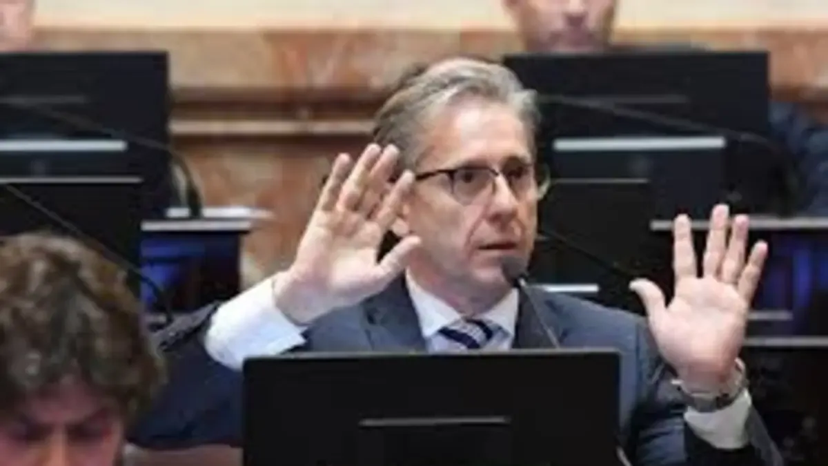 El senador Vischi exige la destitución de Manuel Adorni por presunto enriquecimiento ilícito