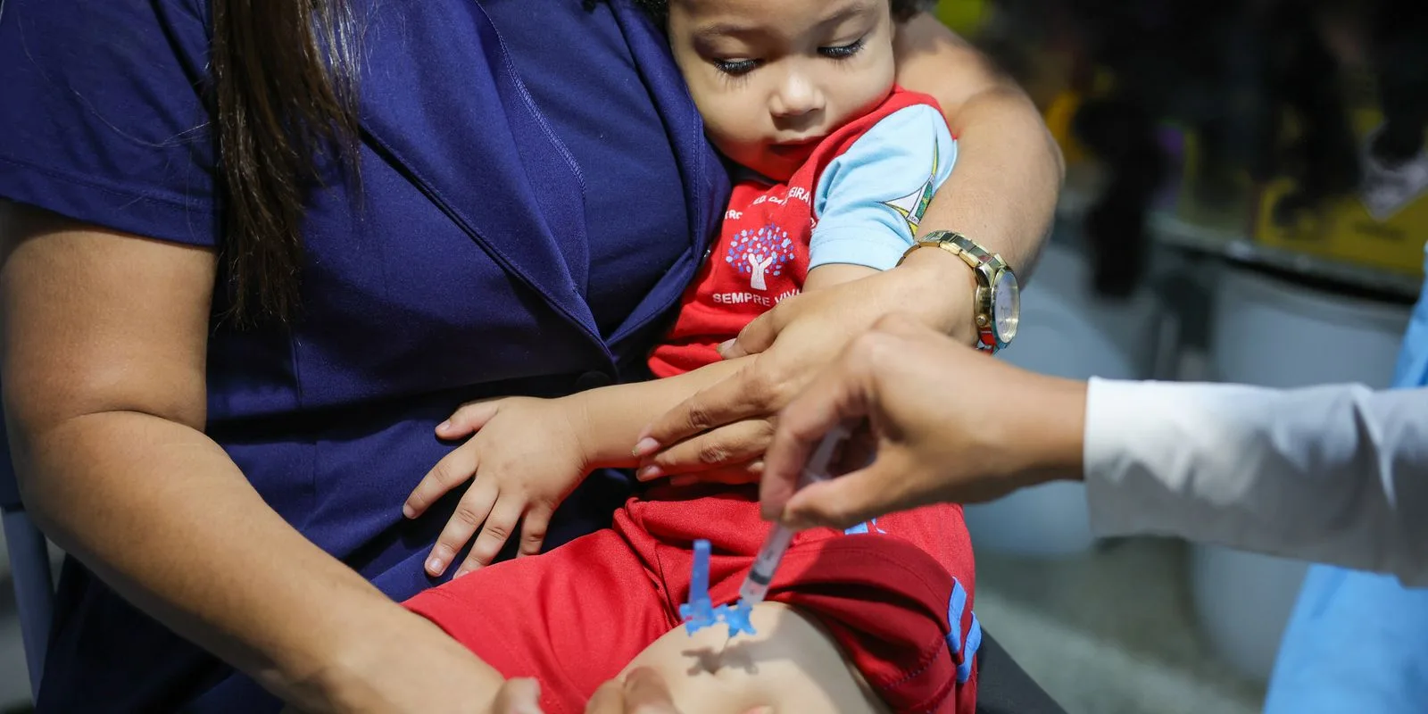 El SUS retoma el esquema con dos dosis de refuerzo inyectables contra la polio para niños
