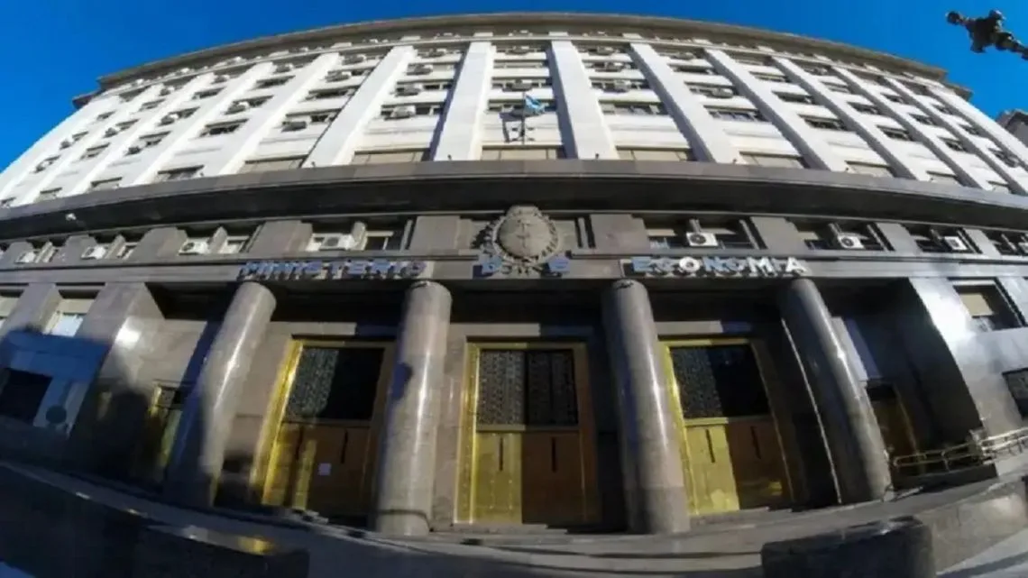 Evacúan el Ministerio de Economía por amenaza de bomba y activan operativo de seguridad
