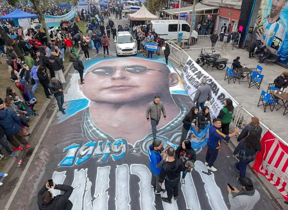Finaliza en Avellaneda el velatorio masivo de Carlos "Indio" Solari con mensaje de su familia