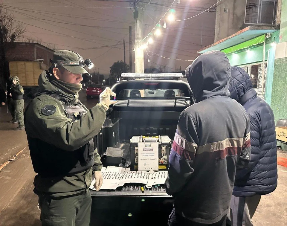 Gendarmería detuvo a varios sospechosos tras 20 allanamientos por intimidación pública en Rosario