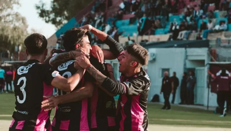Gimnasia perdió en Escobar tras un polémico penal y un error defensivo decisivo