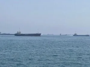 Irán y Estados Unidos alcanzaron un acuerdo preliminar que detiene operaciones militares y bloqueos