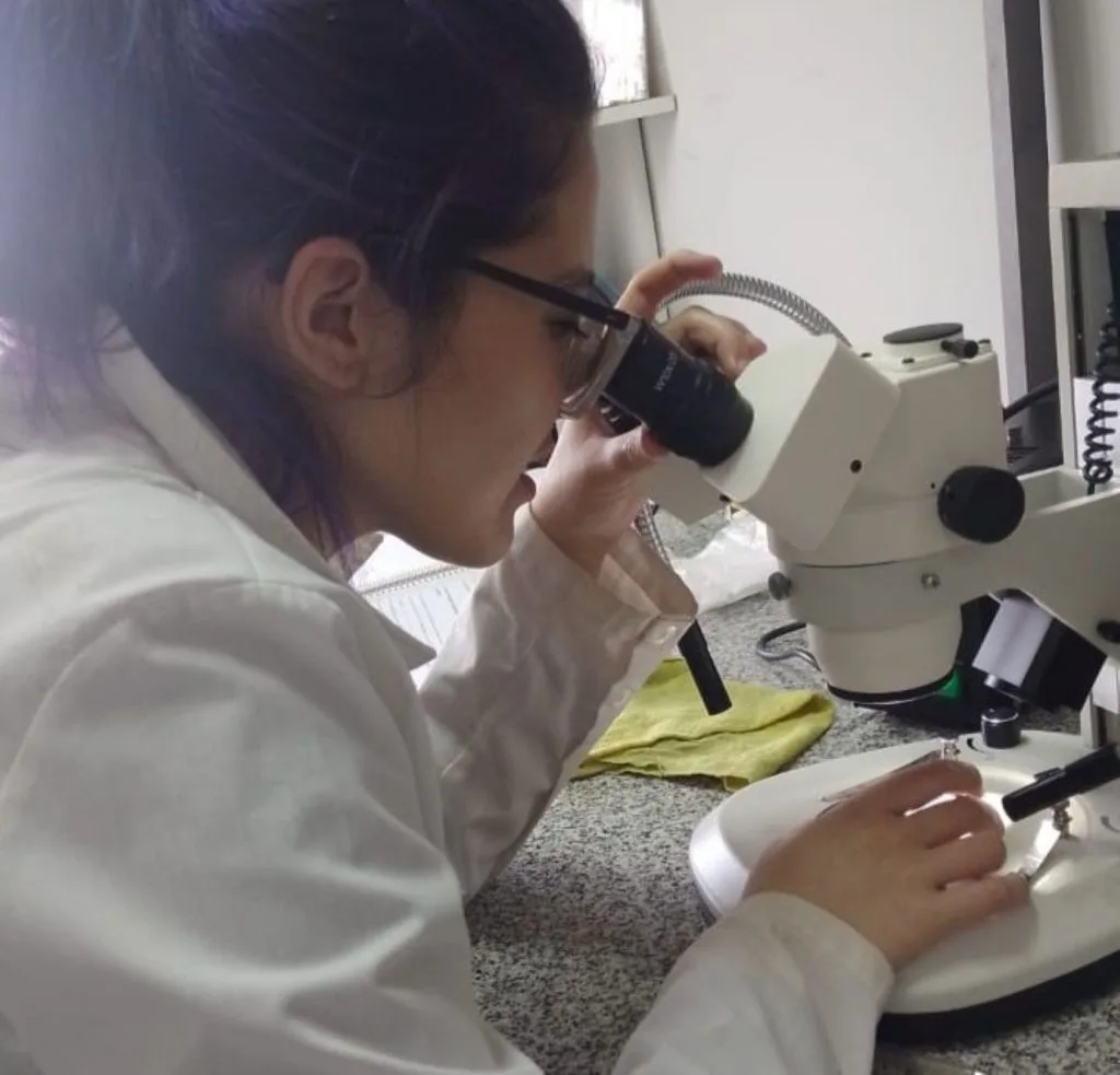 Joven investigadora de Pomona publica estudio sobre pez invasor en el río Negro