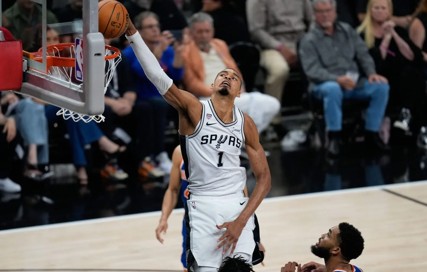 Knicks y Spurs se enfrentan en juego decisivo de las Finales de la NBA con presencia de Donald Trump