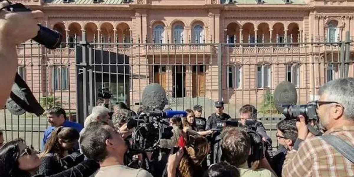 La Academia Nacional de Periodismo alerta sobre hostigamiento creciente a la prensa en Argentina