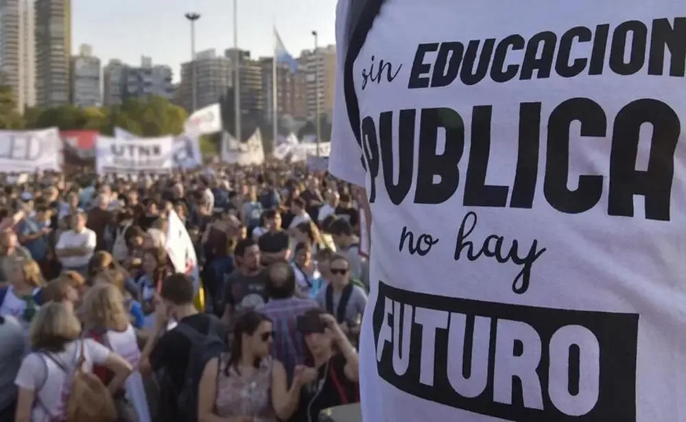 La Corte Suprema mantiene la cautelar que obliga a actualizar salarios y becas universitarias