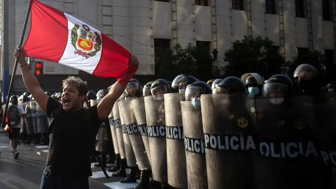 La estabilidad del dólar en Perú frente a la incertidumbre política genera debate en Argentina