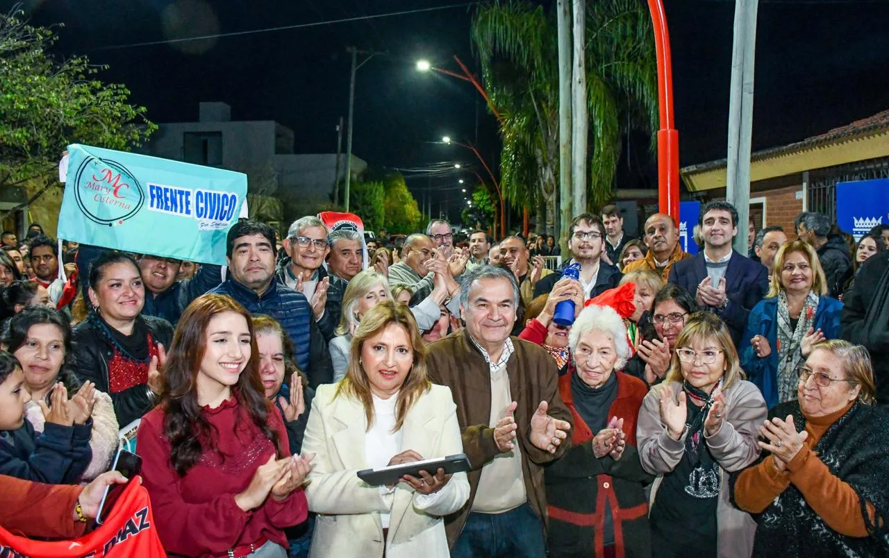 La intendente Fuentes inauguró la iluminación LED en calle Luis Braile junto a vecinos