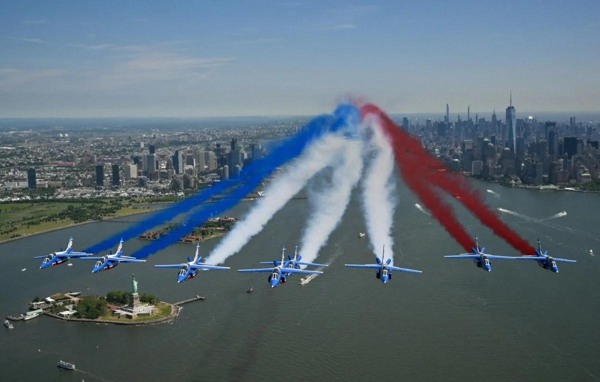 La Patrulla de Francia rinde homenaje aéreo sobre la Estatua de la Libertad por el 250° aniversario de EE.UU.