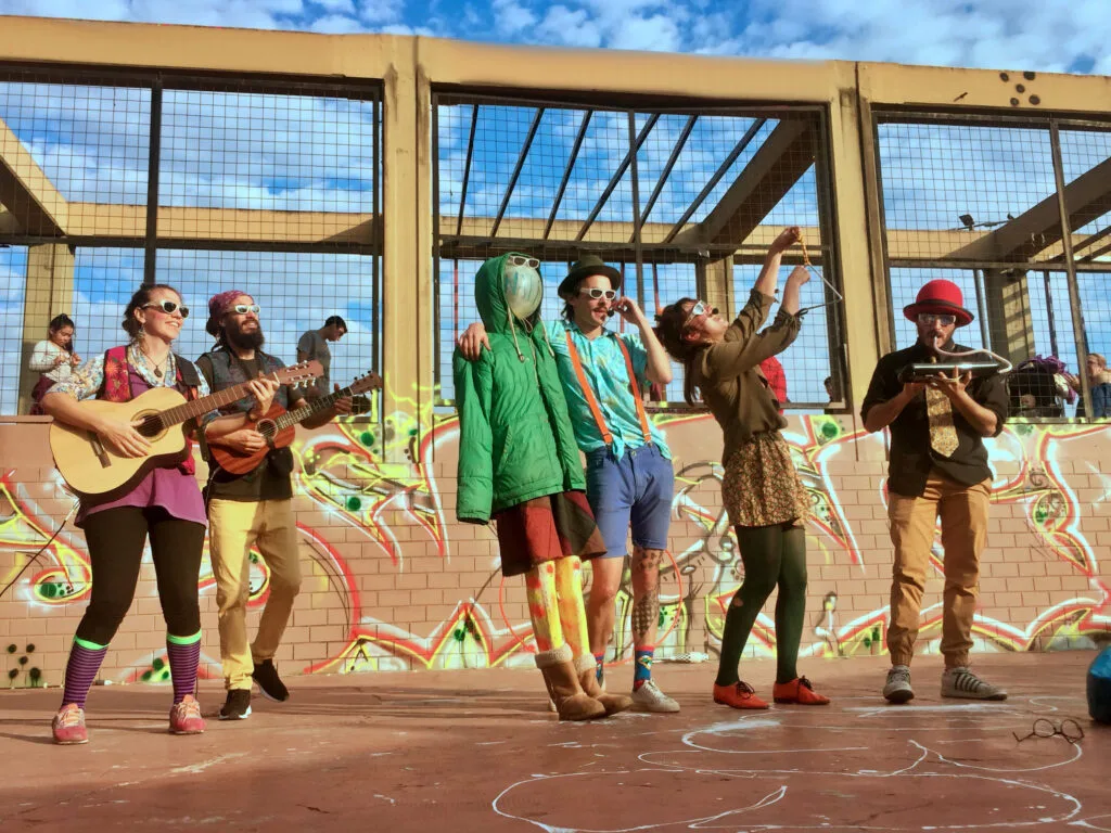 La Plaza Banderín ofrecerá una nueva tarde de circo y espectáculos al aire libre