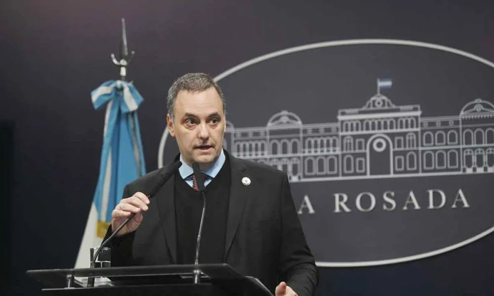 Manuel Adorni renunció a la jefatura de Gabinete tras denunciar persecución mediática