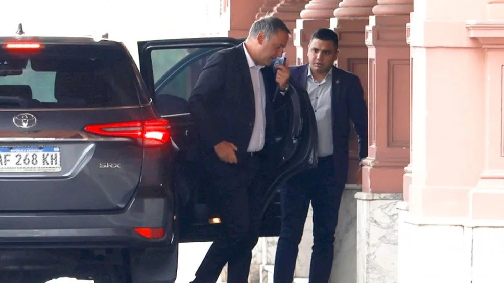 Manuel Adorni renunció a la Jefatura de Gabinete tras meses de controversias y presiones