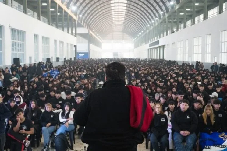 Mario Ishii entregó 5.000 buzos a estudiantes y promovió la educación universitaria en José C. Paz