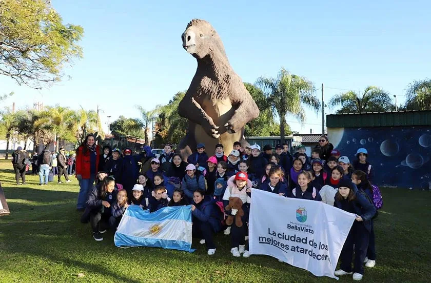 Más de 100 alumnos correntinos recorren el yacimiento fosilífero Toropí en Bella Vista