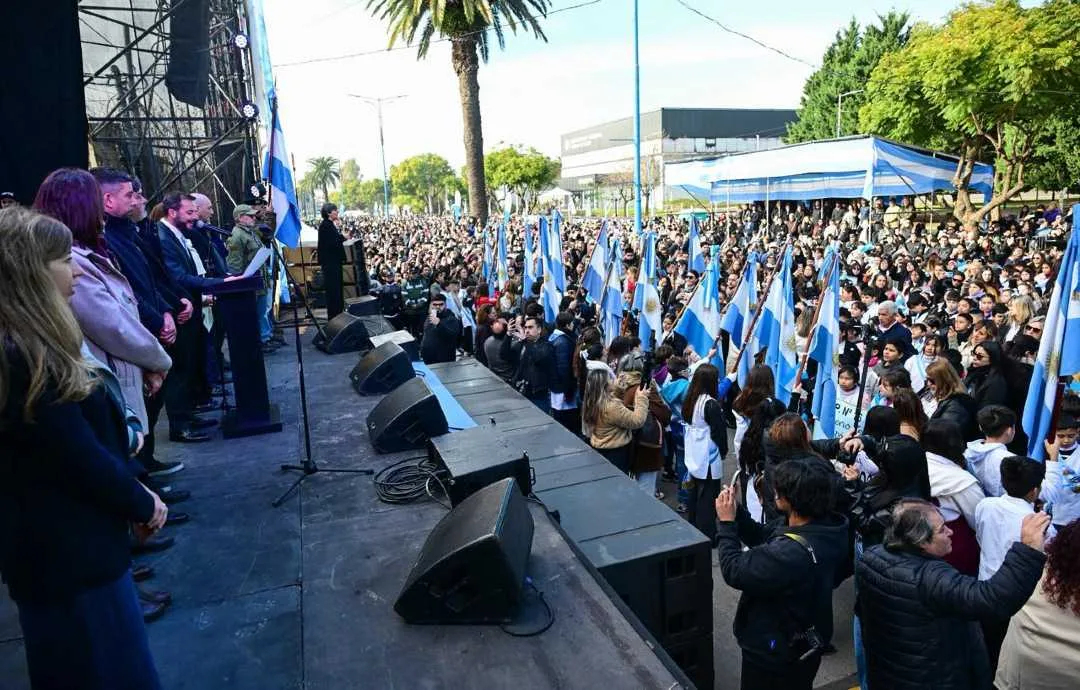 Más de 3.200 estudiantes juraron lealtad a la bandera en el aniversario de Garín