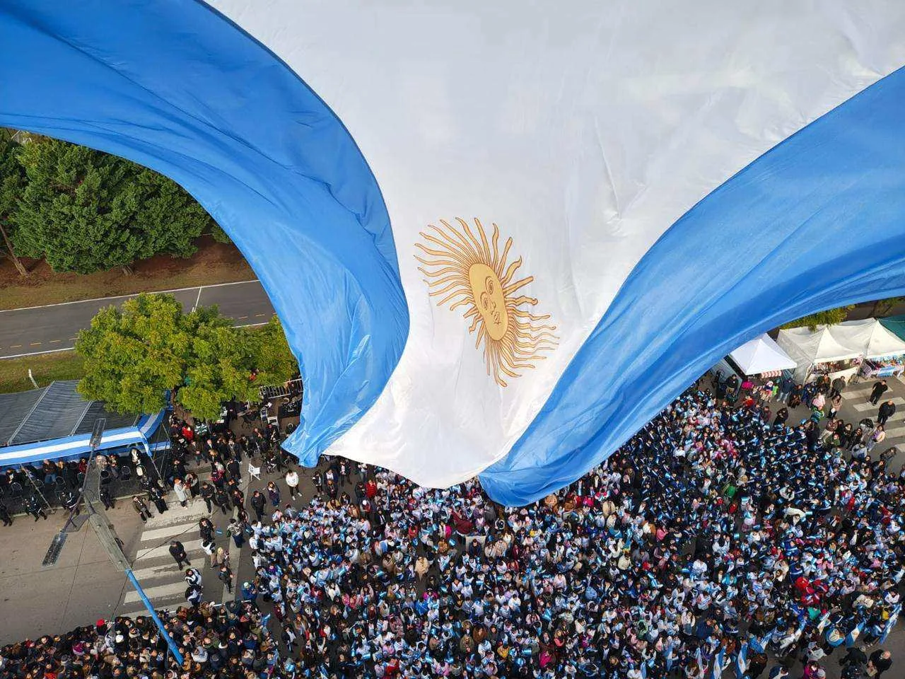 Más de 3.200 estudiantes participaron en la Promesa a la Bandera por el 133° aniversario de Garín