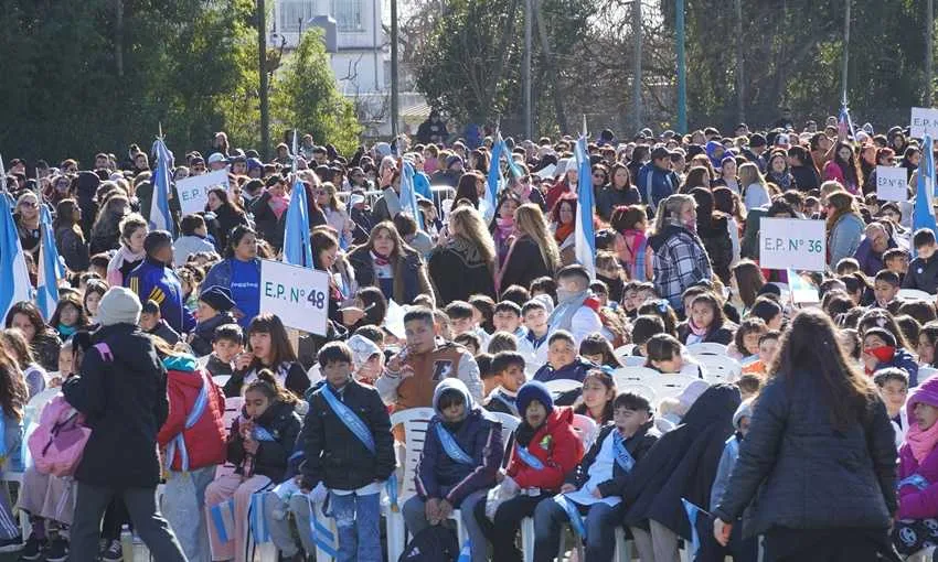 Más de 8 mil estudiantes de Merlo juraron lealtad a la bandera nacional en acto multitudinario