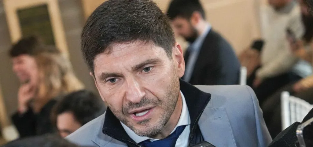 Maximiliano Pullaro cuestiona la continuidad de Manuel Adorni en el Gobierno nacional