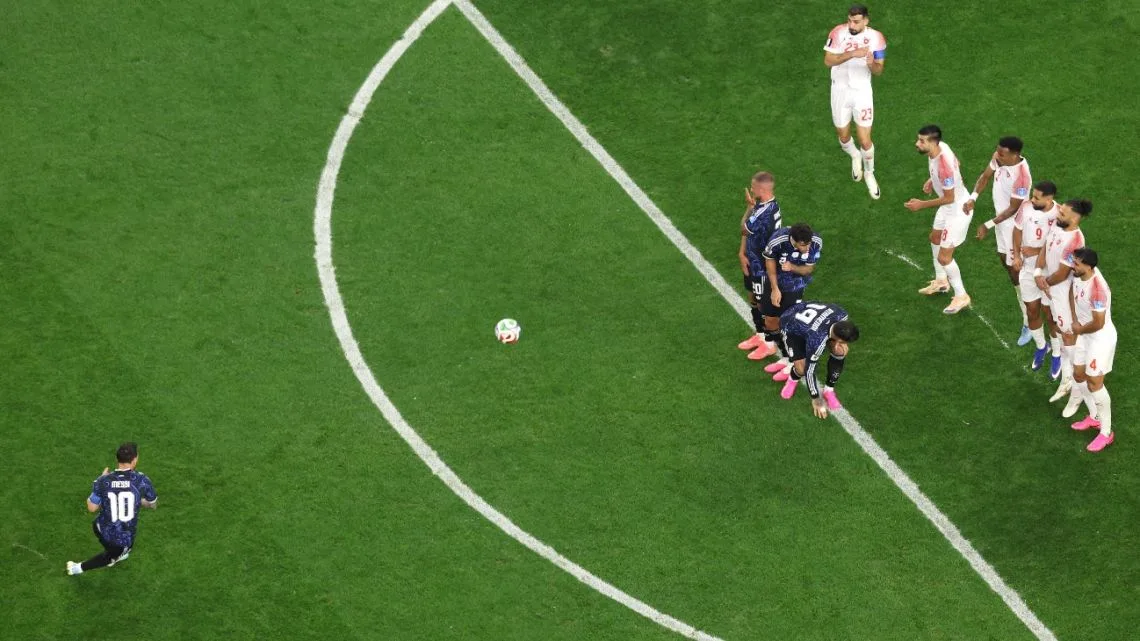Messi anota en la victoria de Argentina que lidera el Grupo J y avanza a octavos