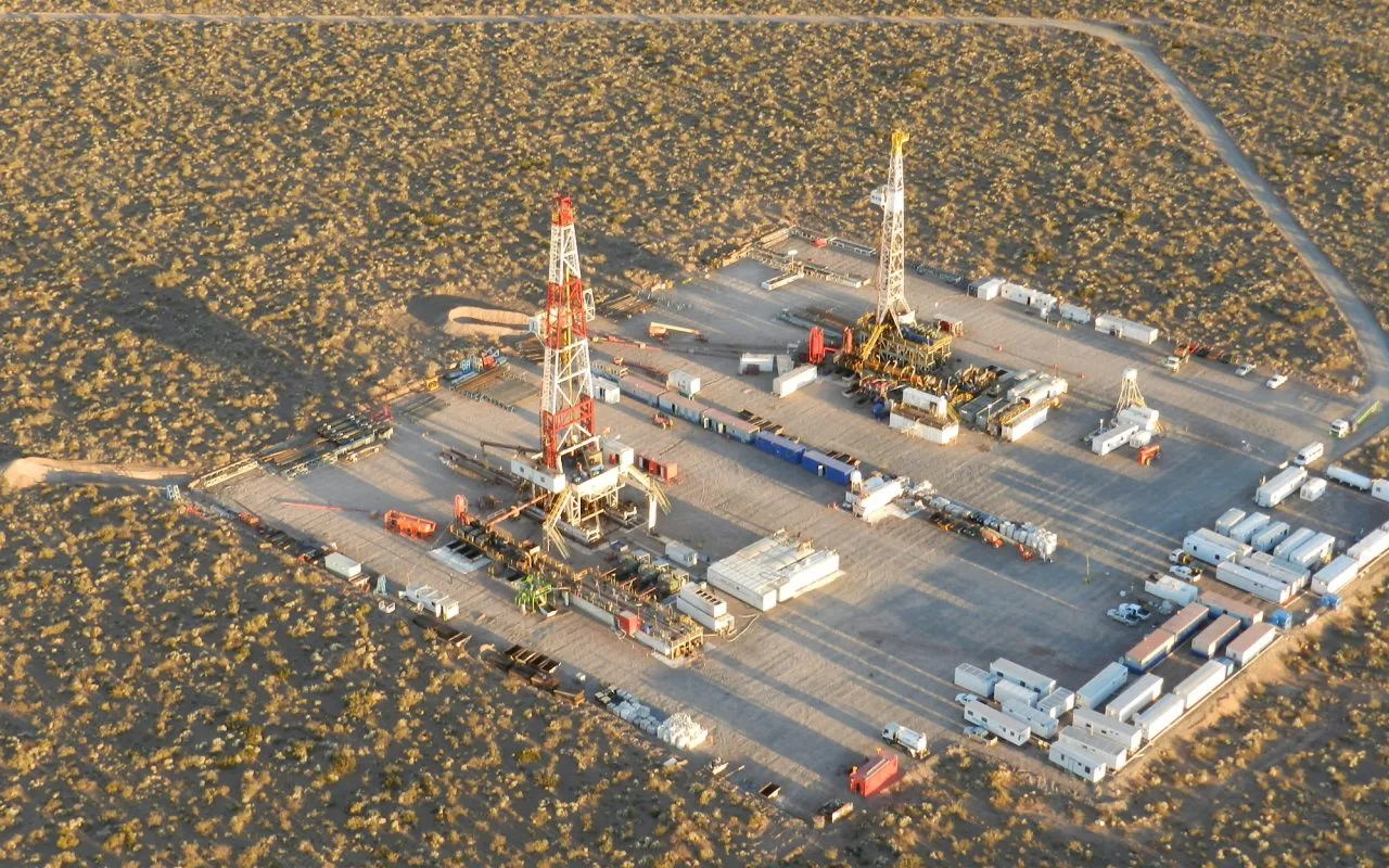 Neuquén y YPF acuerdan incentivos y estabilidad fiscal para impulsar proyecto de GNL