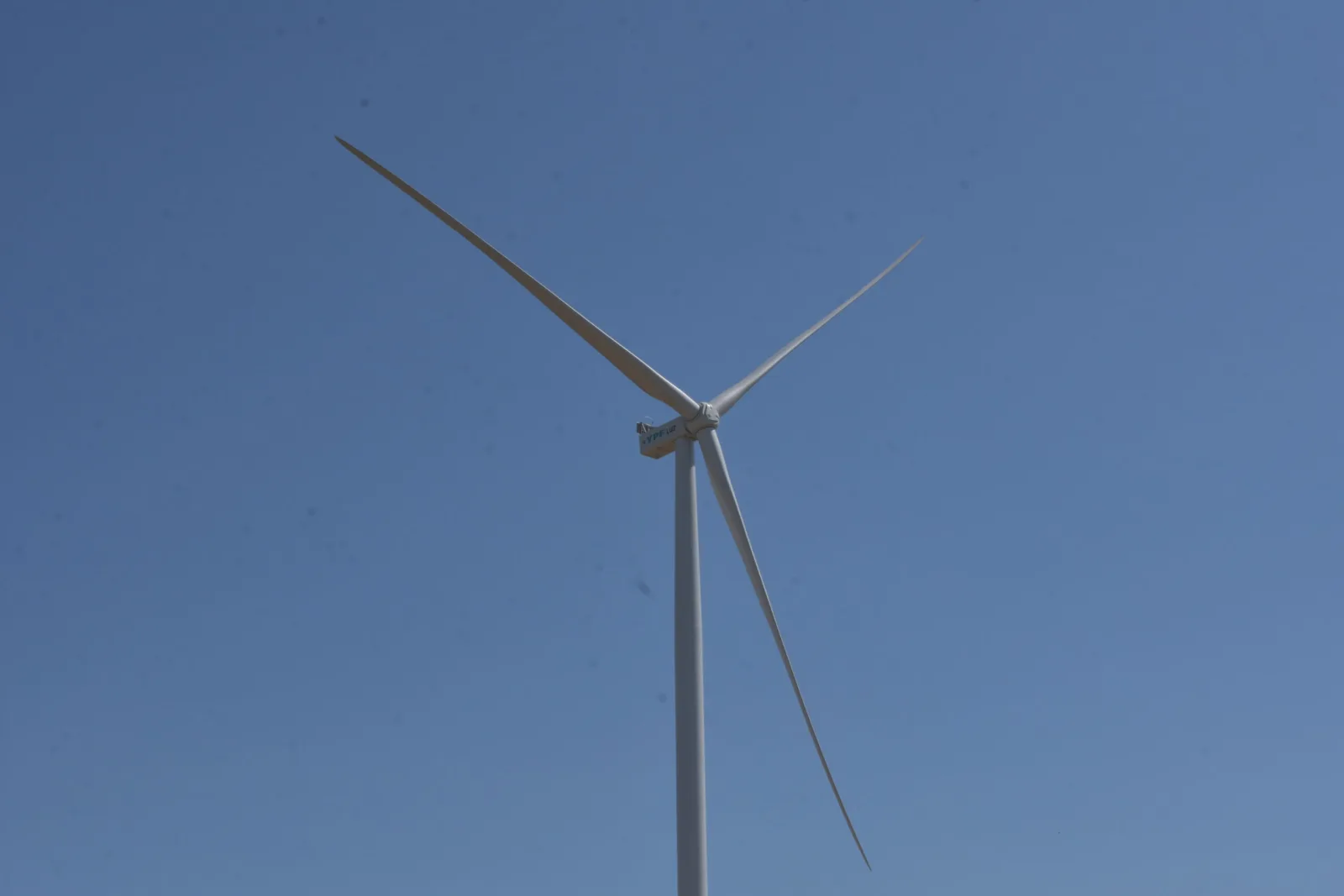 Olavarría propone una tasa anual por cada aerogenerador para el sector eólico