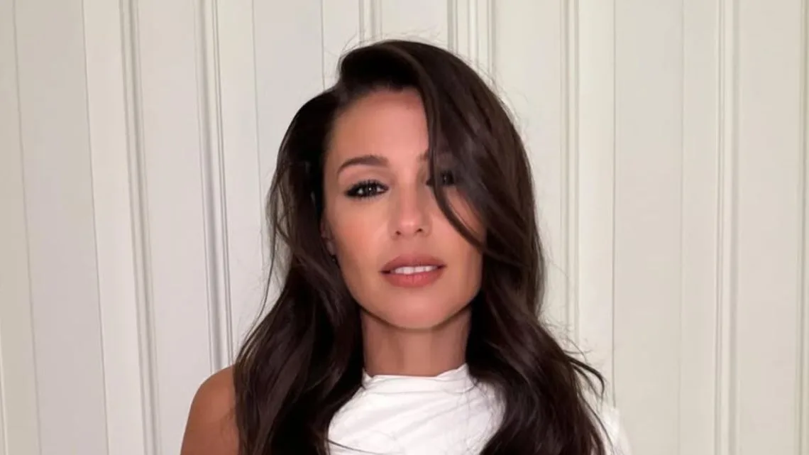Pampita luce un buzo personalizado con símbolos patrios para apoyar a la Selección en el Mundial